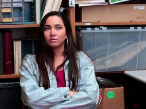 Une mignonne voleuse strip-tease se fait attraper et baiser par la