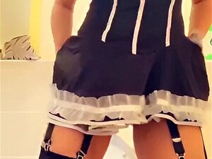 Une MILF Britannique Tatouée Aux Énormes Lèvres Pisse