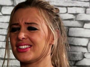 Les femdoms glamour cfnm tirent leur soumis en groupe