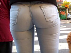 Gros cul rond en jeans, parlant une courte promenade dans les rues