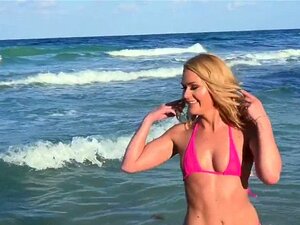 Gangbang anal en bikini blond de plage