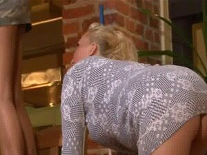 Une maman chaude séduit la copine de son beau-fils