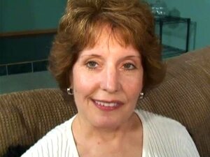 Une cougar chaude baise une bite noire - WOW Pictures