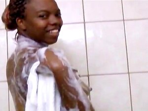 Grosse copine noire avec un cul parfait filmée sous la douche