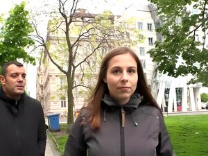 Antonia, la brune aux gros seins naturels, se fait masser en public de