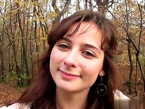 Femme au foyer chaude se lèche le cul