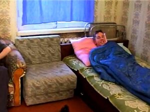 Femme mûre et 6 jeunes hommes - 2 (titre danois)