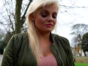 Une bombe britannique baise pour de l'argent en public, la blonde