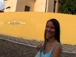 Baise sur la plage mouillée et sauvage. La beauté se fait lécher la