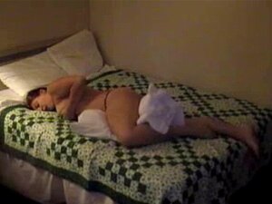 Une fille avec un oreiller baise sur hiddencam. Une fille avec un