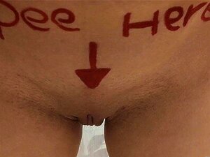 MA DEMI-SŒUR EST UNE PUTAIN DE SALOPE PISSEUSE, JE LUI FAIS PISSER