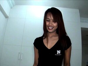 Une mignonne thaïlandaise amateur fait une pipe et baise