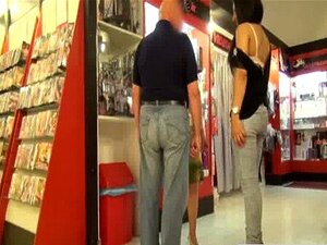 Mec baise une nana dans un porno gros derrière la réception