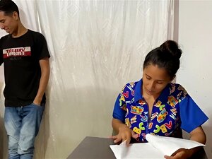 elle me baise avec un professeur aux gros seins, elle est chaude et