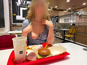 Une blonde sexy se masturbe en public avec une énorme pompe à
