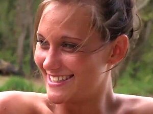 La mignonne sucrée a été surprise seins nus par la rivière par un