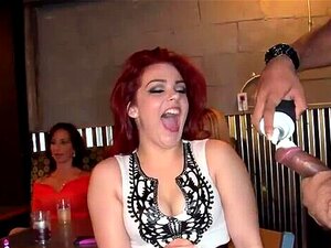 Des femmes dégoûtantes n'ont aucune honte avec des strip-teaseurs