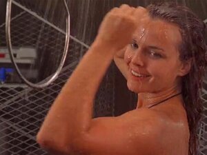Dina Meyer nue - Starship Troopers - 1997. Le clip a été tiré du