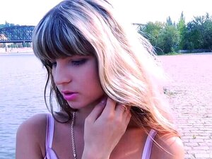 La séduisante tatouée Gina Gerson se fait porter en lingerie sexy à