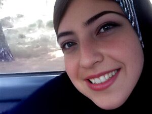 Laissez-vous envoûter par le charme séducteur d'une beauté arabe