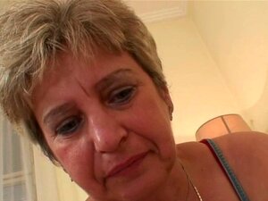 Elle trouve sa vieille belle-mère chevauchant une bite. Elle trouve