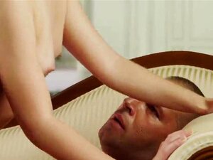 Une mignonne naturelle ouvre sa chatte rétrécie et perd sa