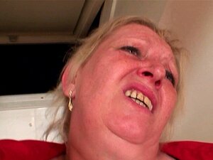 Vieille grand-mère offre sa chatte en paiement. Vieille grand-mère