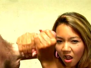 Petite asiatique taquine une bite avec ses mains