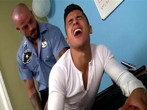 Un flic gay éjacule sur son mec