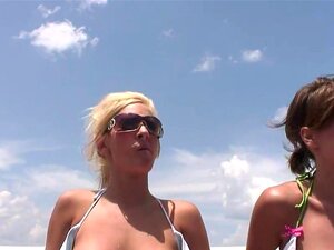 Vidéo SpringBreakLife : 2 filles jouent avec leur chatte sur l'eau