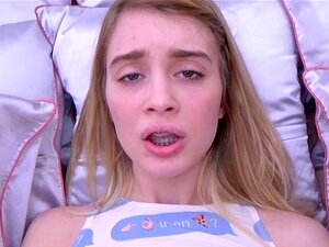 Petite coquine baisée lors d'un faux casting hardcore en POV. Elle