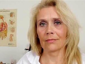 Dame blonde aux courbes généreuses se fait baiser avec des détails