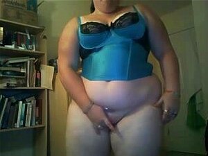 Grosse amateur se fait baiser sa grosse chatte avec un jouet