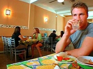 MILF salope suçant une jolie bite dans un restaurant