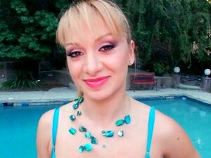 Une femme au foyer solitaire a besoin d'une énorme bite pour