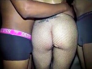 Femme mariée se fait percer par de nombreux gars dans un club