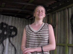 Mignonne amateur en lingerie sexy se procurant du porno privé,