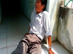 Vietnamien asiatique en pantalon satin brillant au balcon - Vidéo