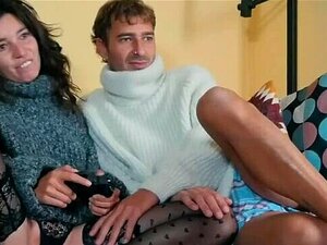 Petite amie sexy interrompt sa partie de jeux vidéo pour une session