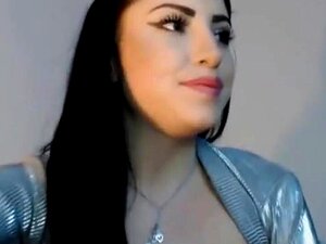 Bombe coquine chaude s'amusant à se déshabiller et à jouer avec sa