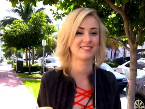 Eurobabe blonde aux seins perky fait une pipe puis se fait percer la