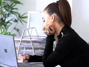 Susy Gala - Plan à trois au bureau pour la sexy espagnole à gros