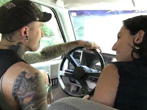 La star du porno aux aisselles poilues Nikki Silver et Ruckus veulent