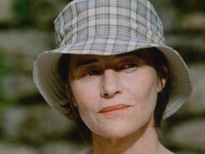 Charlotte Rampling nue - Ludivine Sagnier nue - Piscine - 2003.
