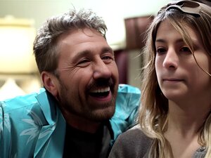 Une MILF aux gros seins encourage sa belle-fille mignonne à baiser