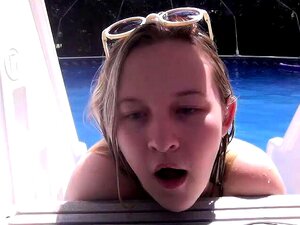 Petite mignonne poilue baisée par une grosse bite noire