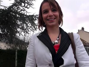 Jeune étudiante française se fait baiser le cul