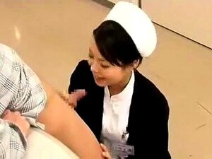 Laissez-vous emporter par un trio asiatique envoûtant, où une