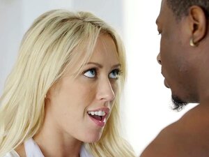 La femme NOIRE Capr Cavanni adore les grosses bites noires avec