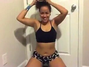 Brunette noire cochonne fait une pipe et avale tout..., Une nana noire